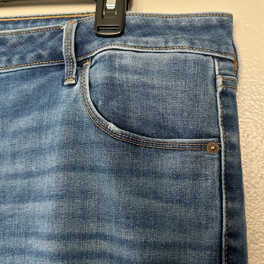 Old Navy Mid Rise Kicker Bootcut Jean in Medium Wash size 18 - Picture 4 of 12